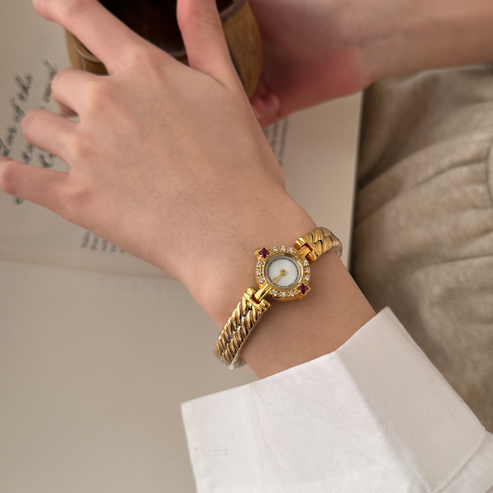 Ceas de damă retro medieval exquisit cu cadran roșu rubin_voghion.com