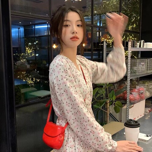 2024 new Korean version retro ins red saddle bag mini crossbody bag for women versatile simple mobile phone bag