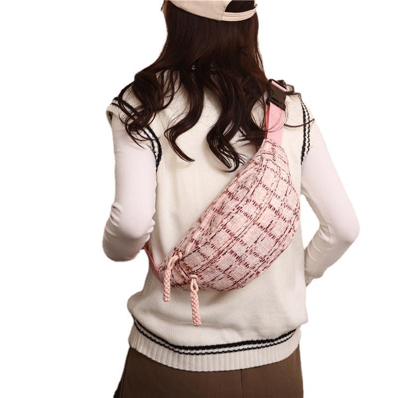 Elegant fashionable universal capacious one-shoulder bag
