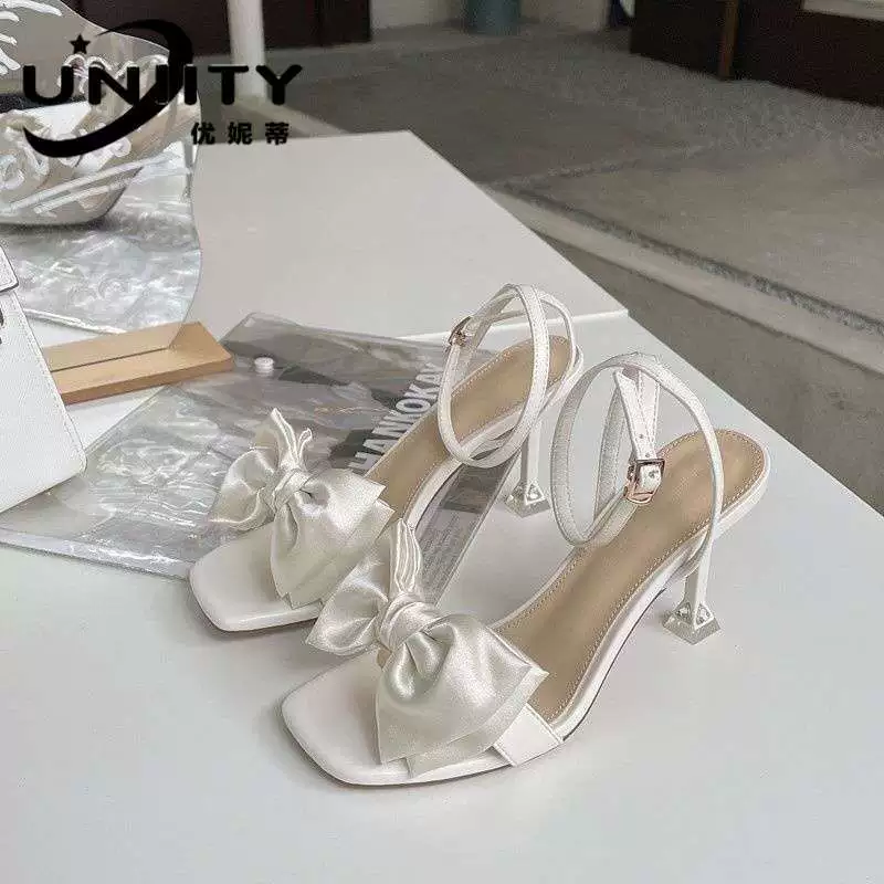 Женские босоножки в стиле феи, весна-лето 2025, белые, с бантом, квадратным носком, ремешком и юбкой, на высоком каблуке