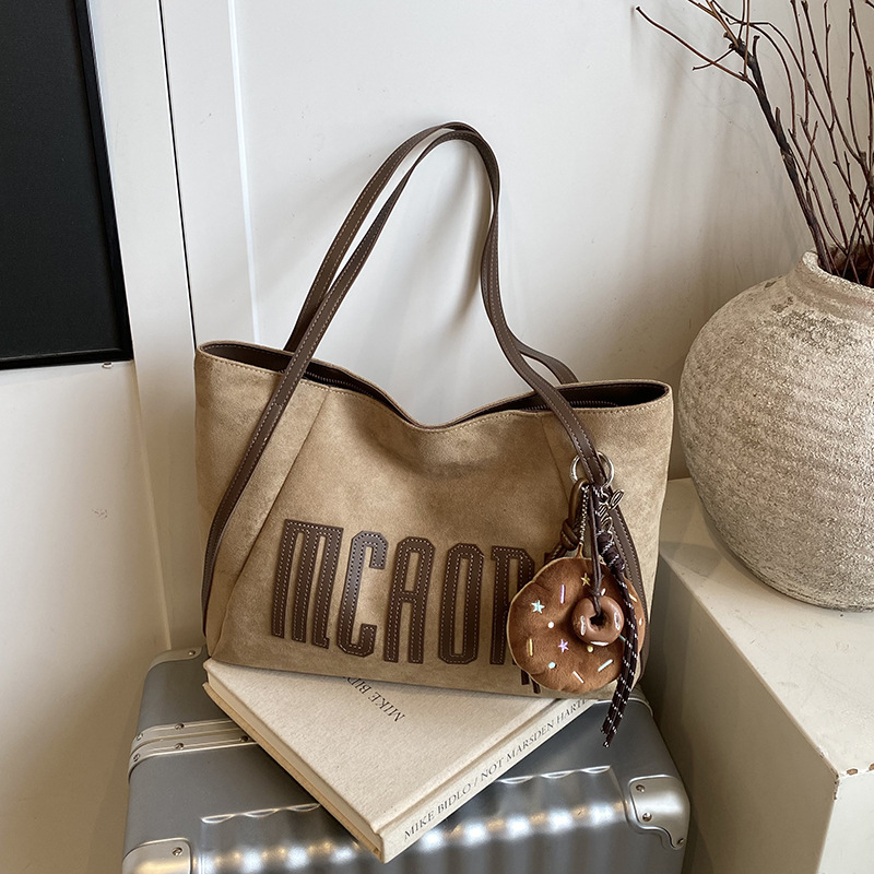 Casual de gran capacidad retro bolsas de seda de peluche mujeres 2025 nuevo estilo de transporte universal bolsas de hombro bolsas de estudiantes universitarios