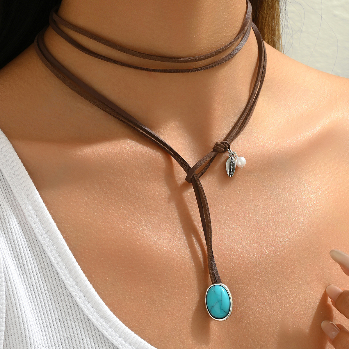 Collar geométrico con piedra turquesa y cadena de cuero_voghion.com