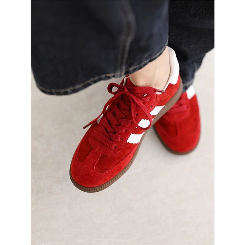 Можно разработать и оптом продавать новые модели 2025 года ретро-кроссовок для комфортной моральной тренировки, новогодние красные спортивные и повседневные кроссовки из натуральной кожи.