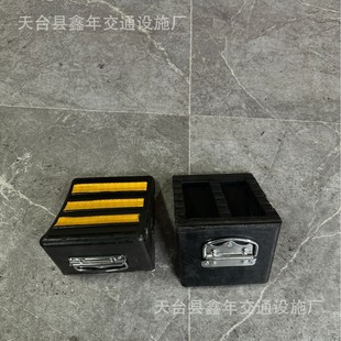 Rubber stopper triangle wood car stopper can be looped with rope manufacturers wholesale Xinnian car stopper straight hair