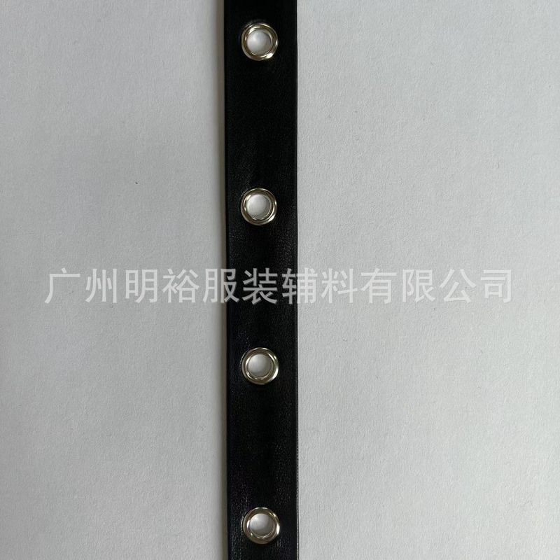 複合皮革は爪を打ってリベットします。黒いpuの皮のひもの鶏の目のリボンの服装のアクセサリーは手作りです。|undefined