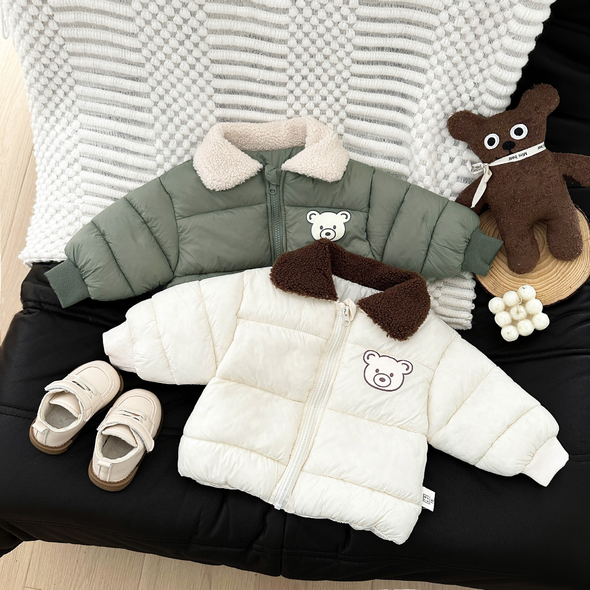 Ropa de algodón para niños otoño y invierno nuevo bebé varón relleno de algodón grueso chaqueta de solapa ropa de bebé adorable chaqueta de algodón cálida