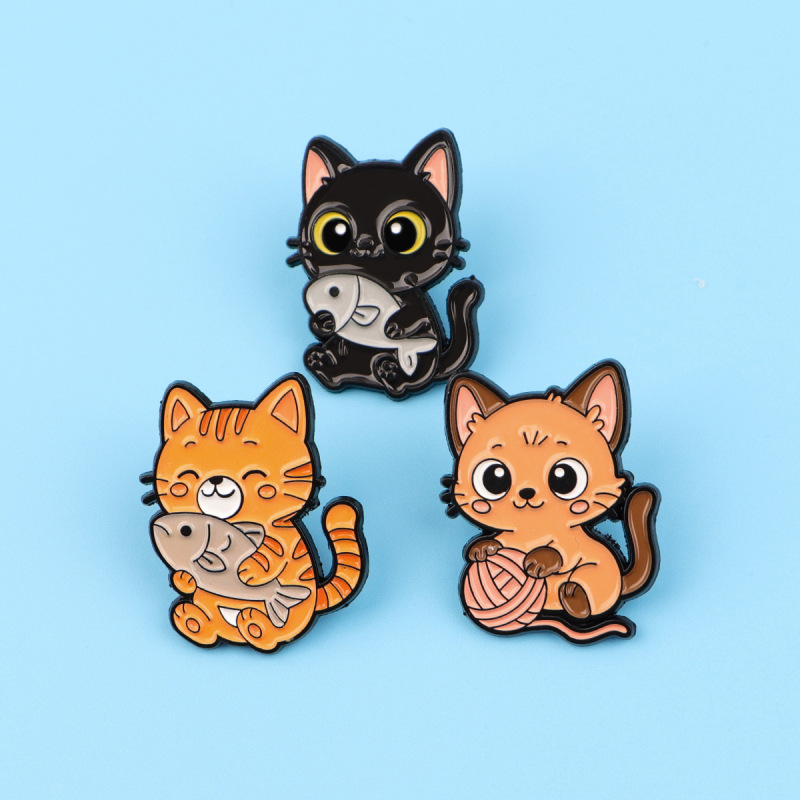 卡通小猫抱鱼胸针卡通金属徽章创意包包个性饰品勋章服装胸针配饰|undefined