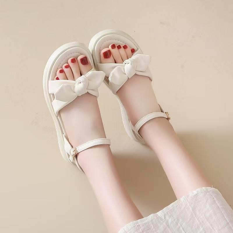 Sandalias para mujeres 2026 verano nuevo vestido de estilo multifuncional, estudiantes de fondo suave con sandalias de hadas