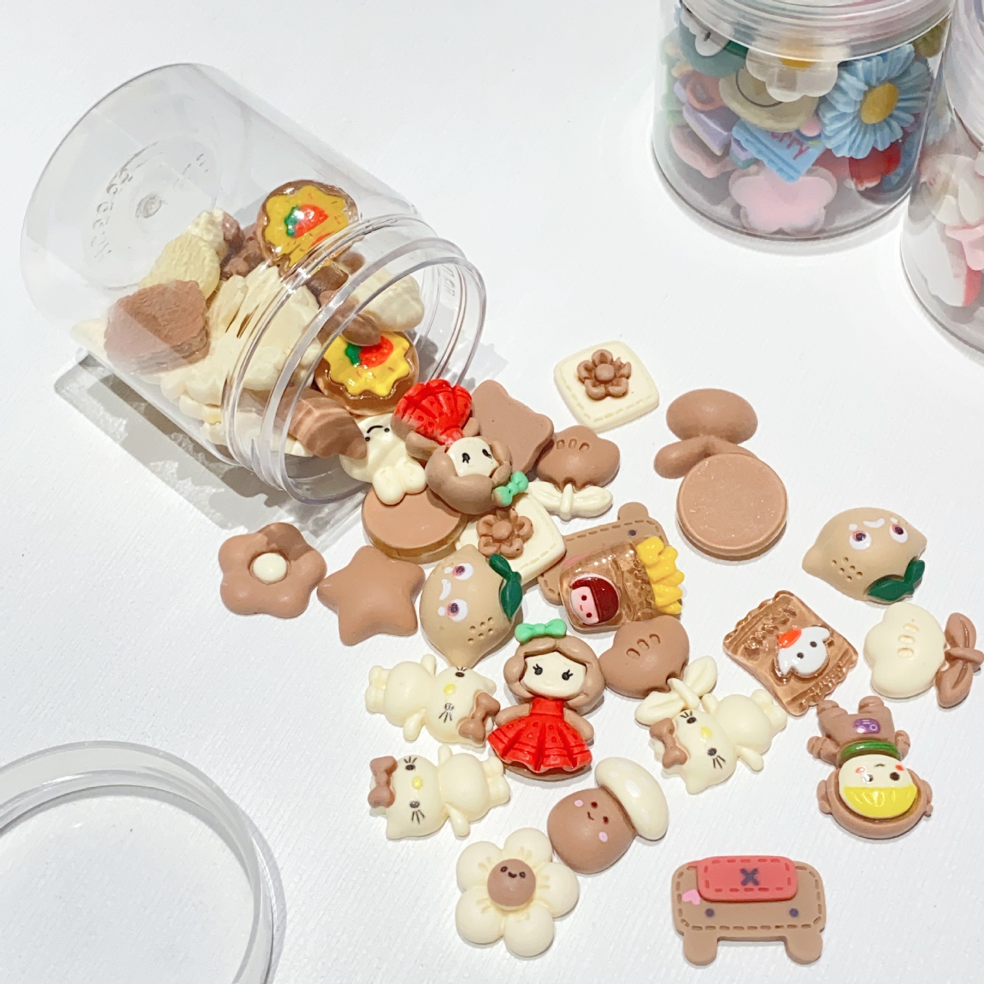 Directo de fábrica de color de dibujos animados mezclado DIY accesorios de resina al por mayor pegamento crema teléfono móvil Shell horquilla accesorios de producción