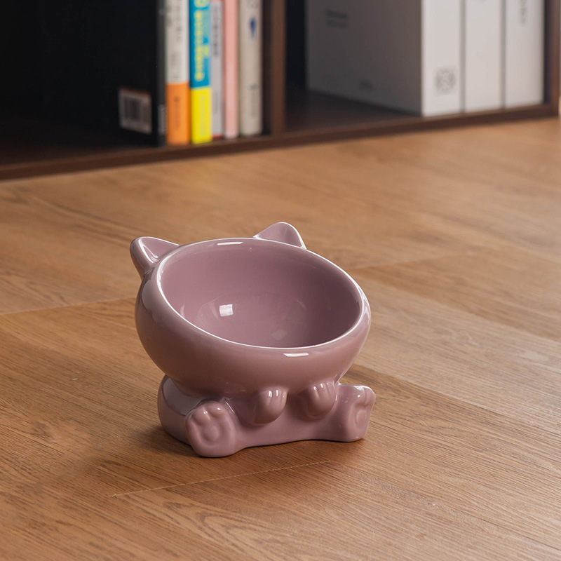 얼굴을 잡고 있는 연꽃 보라색 고양이 (무료 리본)