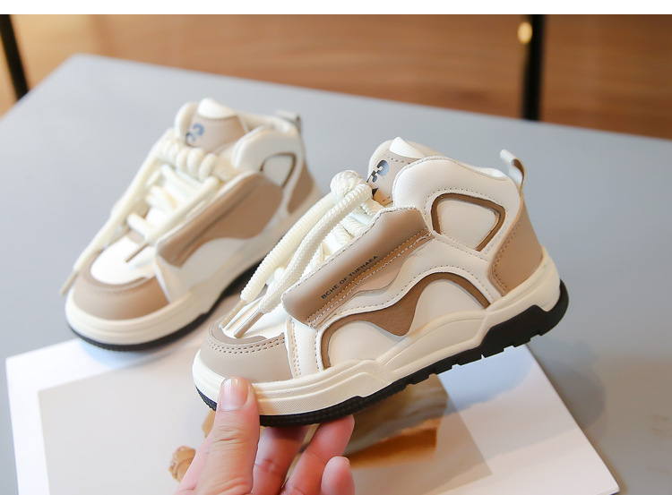 Ragazze, sport, autunno 2023, nuovo pane fritto per bambini di strada, ragazzi con dopamina, tavola alta_voghion.com