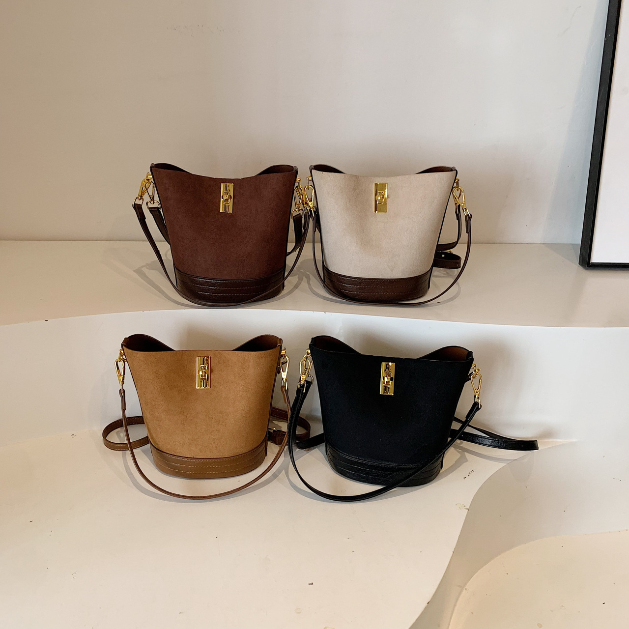 Matte women's 2024 new crossbody autumn and winter bucket lock niche design high-end shoulder bag_voghion.com