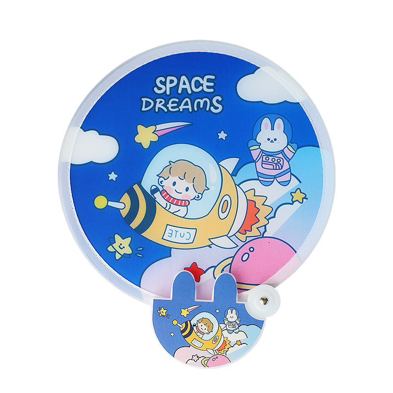 Fan de dibujos animados creativos plegables mini estudiantes portátiles ventilador de mano tela de verano adorable ventilador pequeño regalo al por mayor