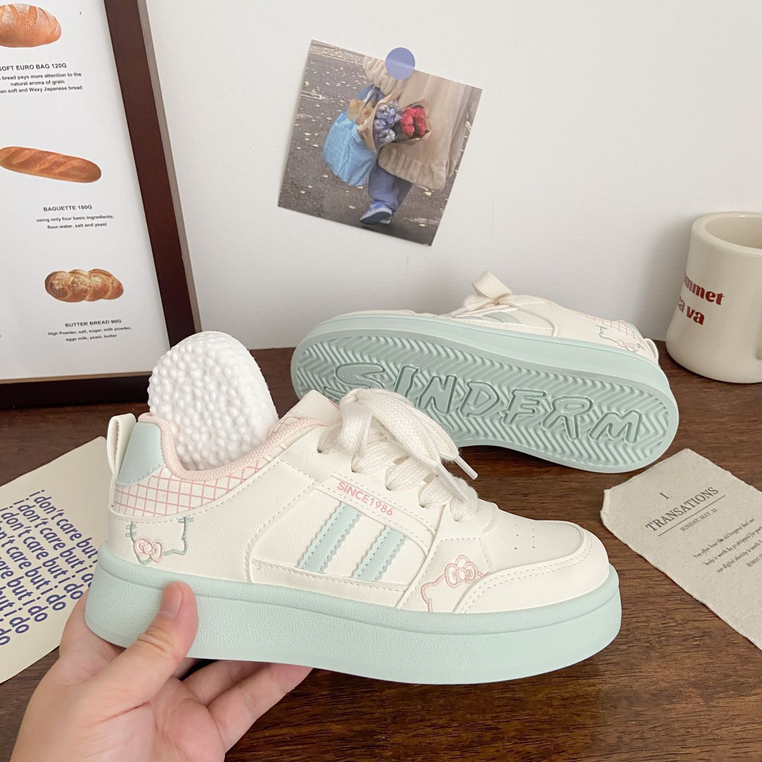 Zapatos de mujer con suela gruesa, zapatos blancos con suela suave no cansados, nuevos zapatos de nicho chic de otoño, zapatos deportivos casuales para estudiantes.
