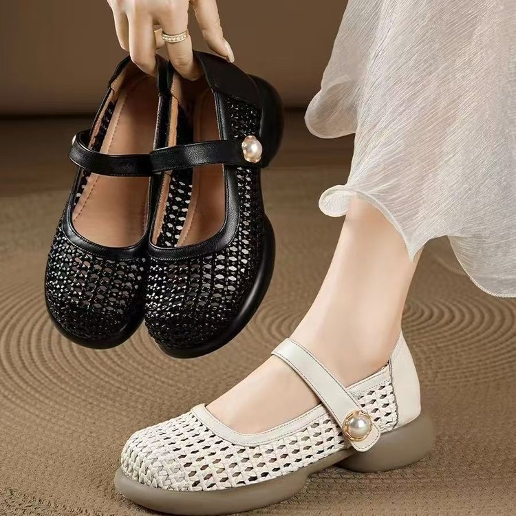 Sandalias de mujer verano 2026 nuevo hueco de cuero suave tela de tela de base suave zapatos de madre zapatos de mujer