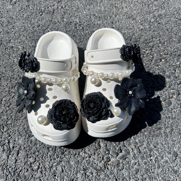 Black bouquet + pearls + chain [14 shoe buckles] only send shoe flowers