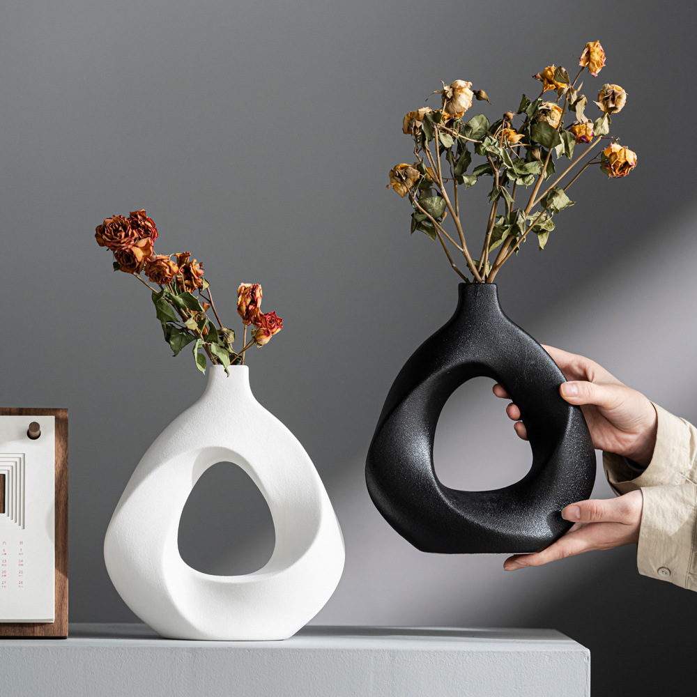 Nuevo jarrón de cerámica de bobina triangular de alto nivel de sensación de flor enchufe SHIN TEMU decoración de escritorio transfronteriza al por mayor