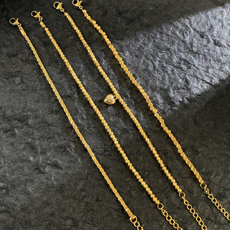 Full Titanium Steel Bracelet with 18K Gold Plating, Featuring a Dazzling Floral Design, Sparkling with a Simple and Elegant Heart Charm