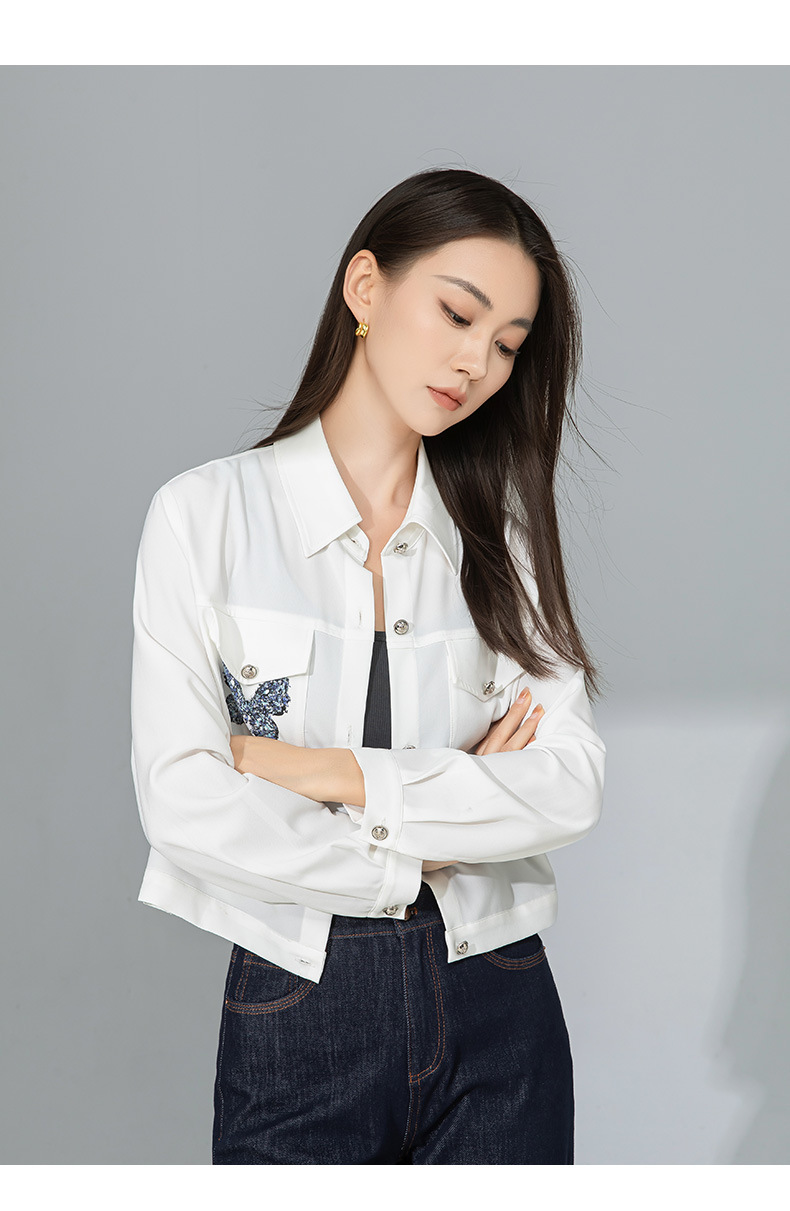 Áo khoác lyocell trắng in hình bướm đính kim cương dáng rộng ngắn — Màu trắng chi tiết 20