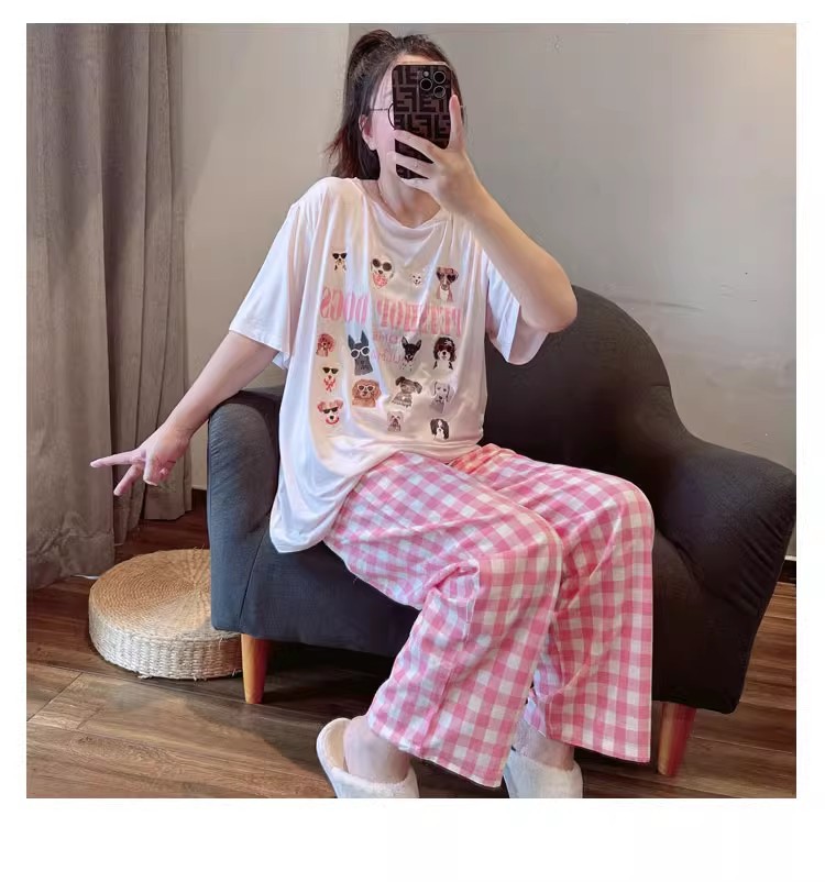 핑크색 안경이 많고 강아지 핑크색 체크무늬 바지가 짧고 길어요