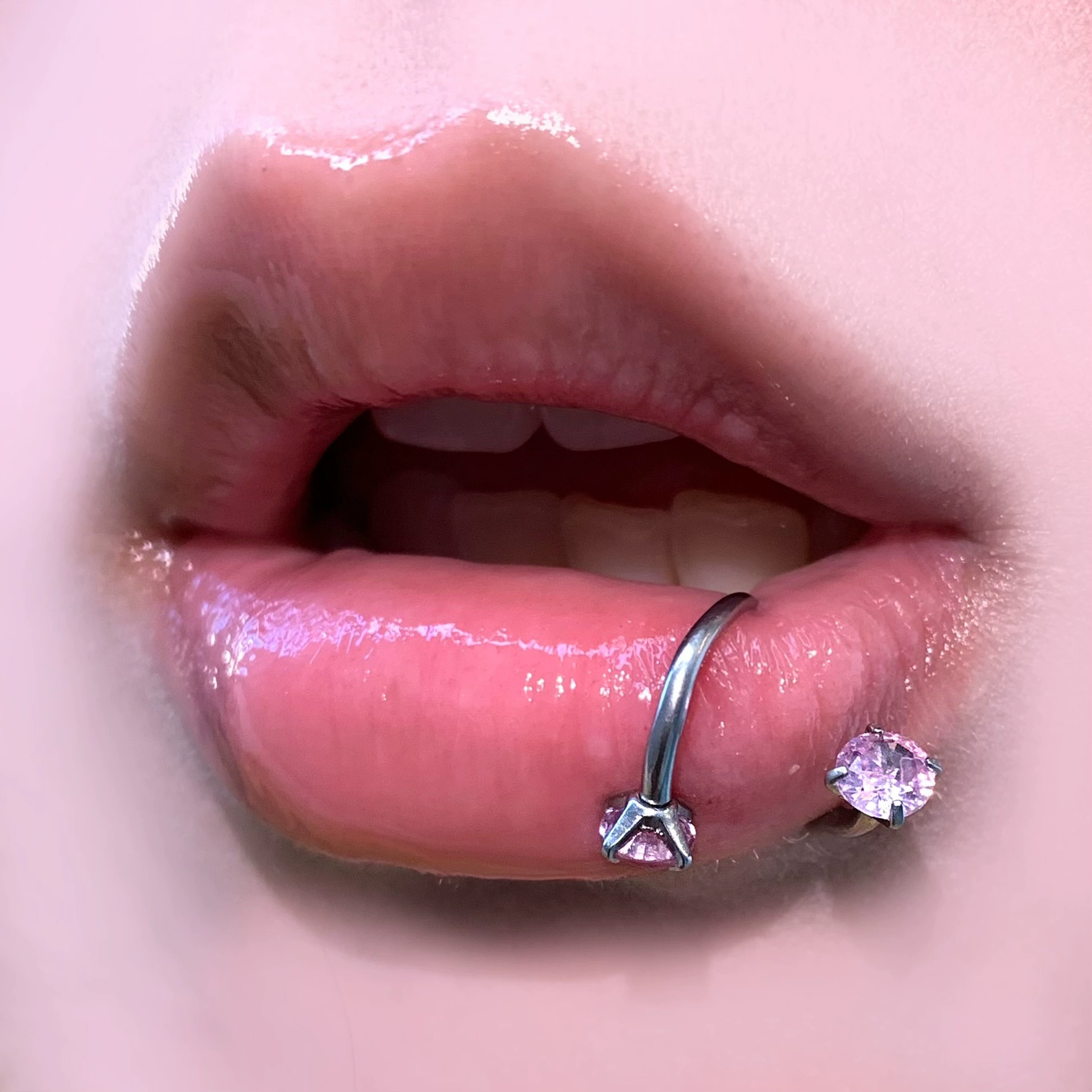 Из sequins ногтей с цирконом, пирсинг губ, украшения