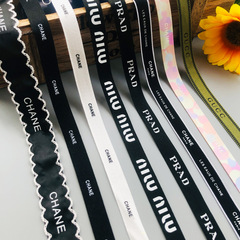 赤い本のプリントのリボンの小さい香りの大きい札の蝶結びのリボンの靴は花芸の贈り物の箱を飾って補助材料を包装します。