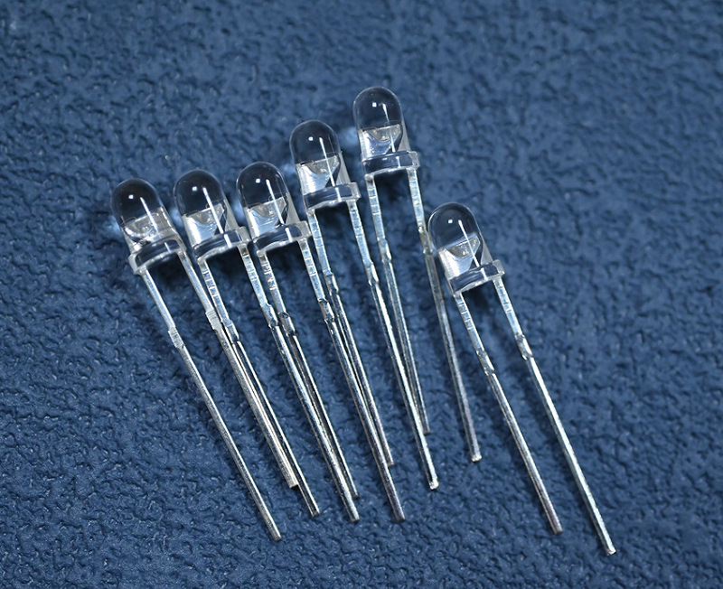 广东f3灯珠白色直插led灯珠白光超高亮高光效3mm圆头白光长脚短脚灯珠生产厂家