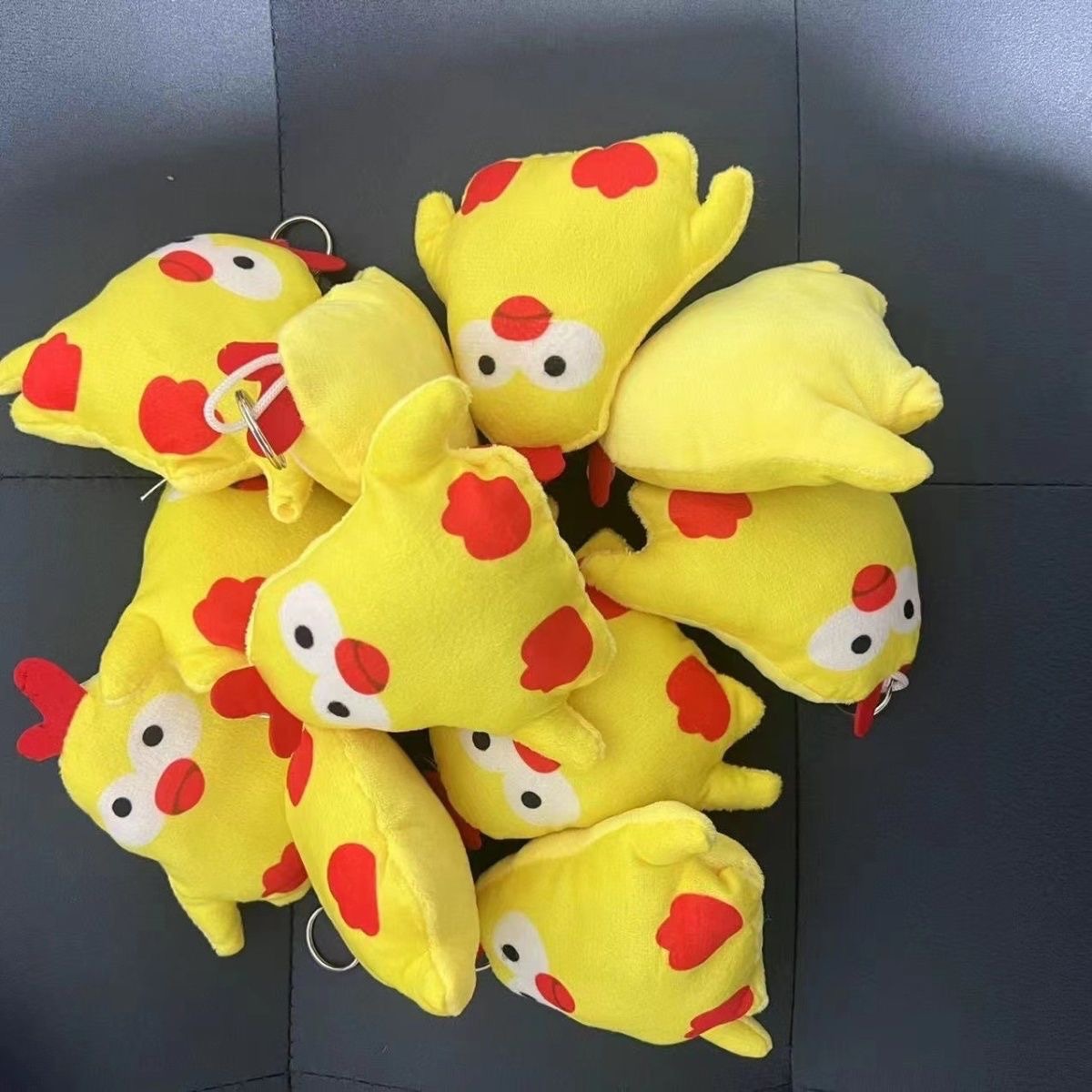 Un gran llavero de voz de plátano, una muñeca divertida, un colgante para dar a una amiga una muñeca de voz de peluche.