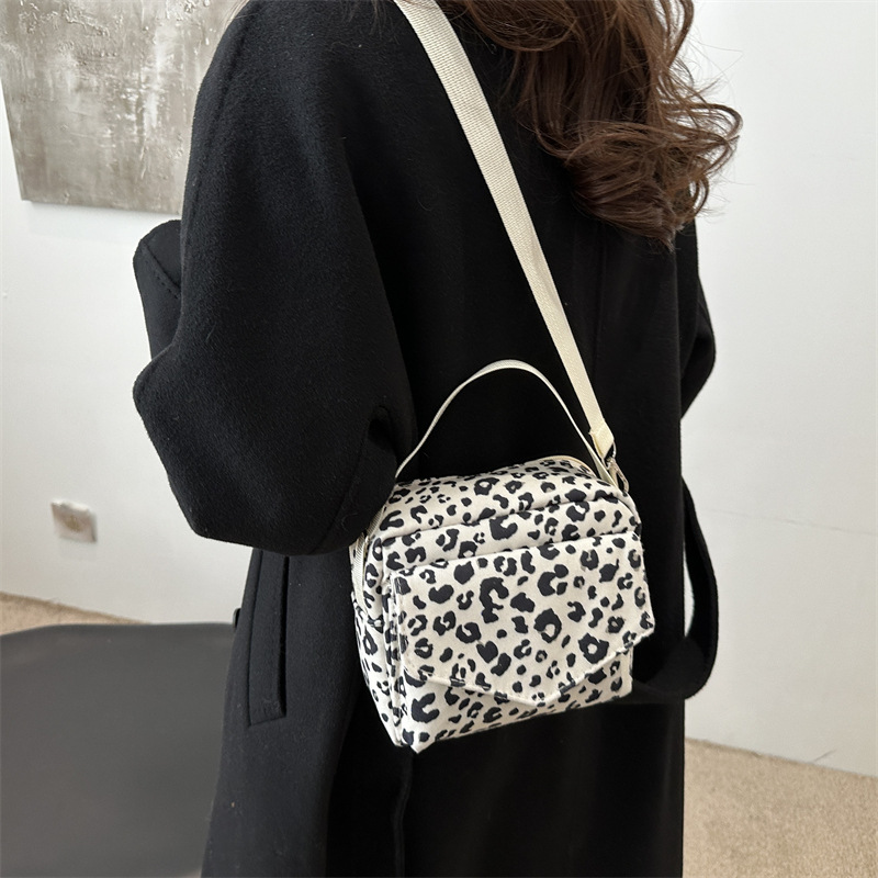 Casual nicho leopardo bolso damas 2024 nueva bolsa de lona de gran capacidad alta sensación de bolso pequeño bolso de teléfono móvil