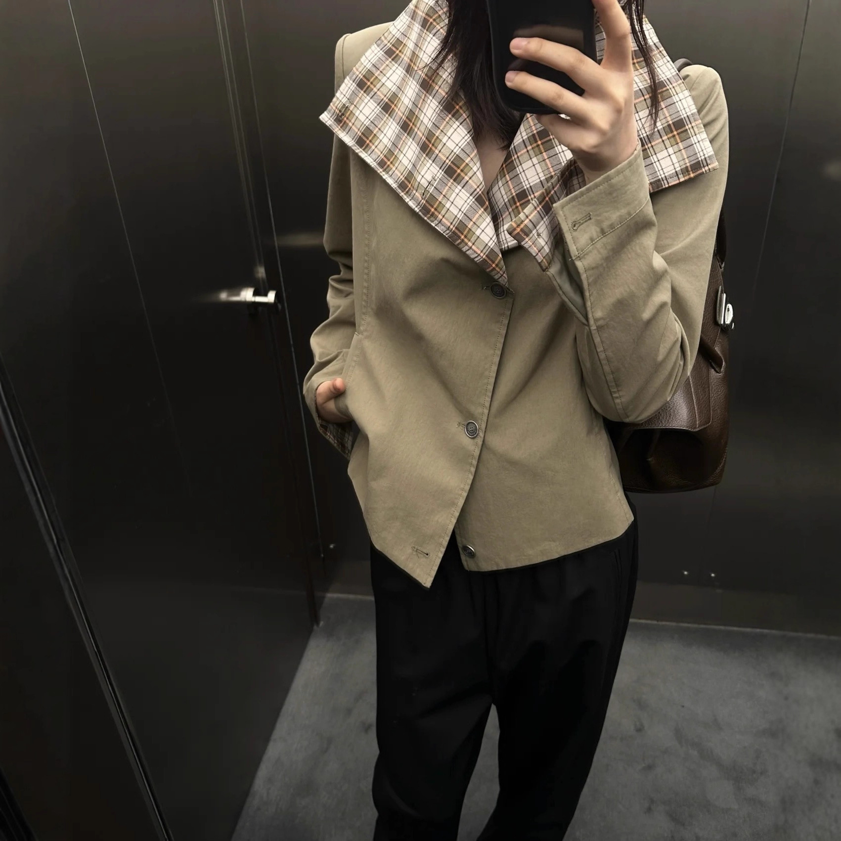 In-Stock Niche Design Plaid Patchwork Large Lapel Waist-Cinching Biker Jacket for Women with Shoulder Pads, High-End Short Jacket for Autumn and Winter