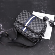 新款2023街头潮男斜跨包男士单肩包皮质横款格子小方包手机斜跨包