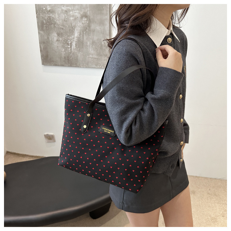 The 2024 new Korean-style tote bag with a college style is stylish, elegant and beautiful. It is a large-capacity single-shoulder and underarm commuter handbag undefined