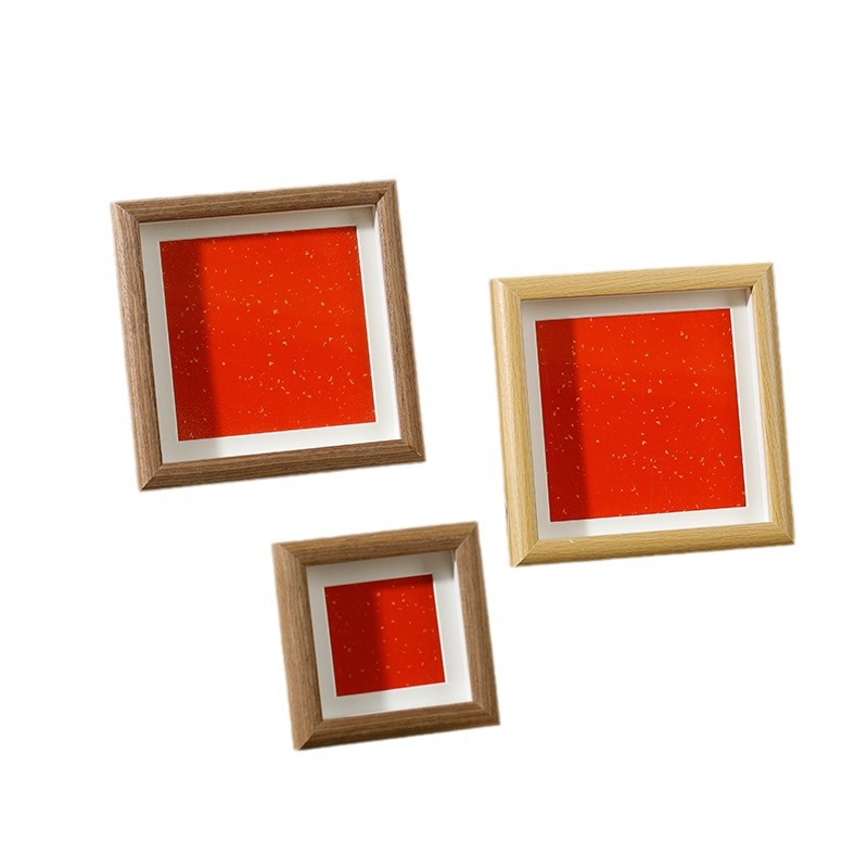 新しい中国式のミニフォトフレームの正方形の中空の絵の枠は台の立体の木製の手書きの書道のデスクトップの置物を並べます。