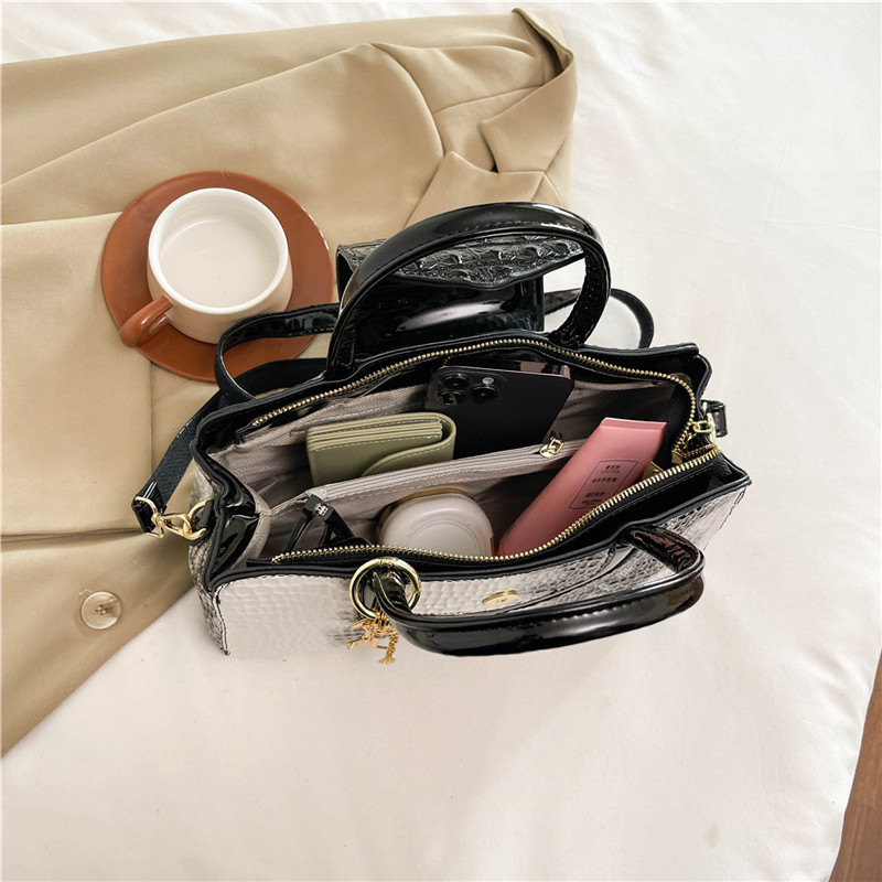 Europa y América retro transfronterizos bolsas de madres de mediana edad bolsas de Boston estampado de piel de serpiente atmósfera contraste de color inclinado de hombro bolsas de tote para mujeres