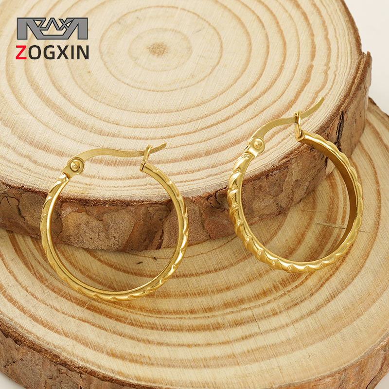 18K oro nicho diseño sentido oído hebilla de acero inoxidable pendientes femeninos europeos y americanos de titanio de acero retro liso anillo pendientes femeninos