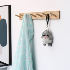 ハンガーの実木は穴を開けないでフックして服の帽子を掛けます。