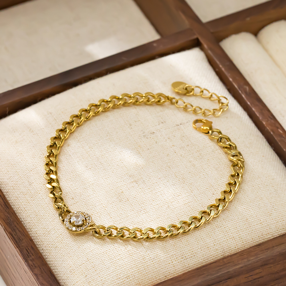Bracciale charm cuore in zircone placcato oro per donna elegante_voghion.com