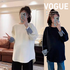 妊婦のパーカーのシャツのストライプの袖は長袖のtシャツの秋の服をつなぎ合わせます。