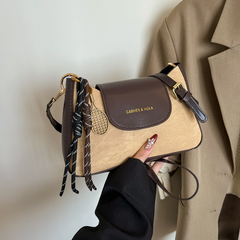 Textura de mujer mochila casual 2025, nuevo paquete de hombro de moda de primavera coreana simple empalme bolso debajo de la axila