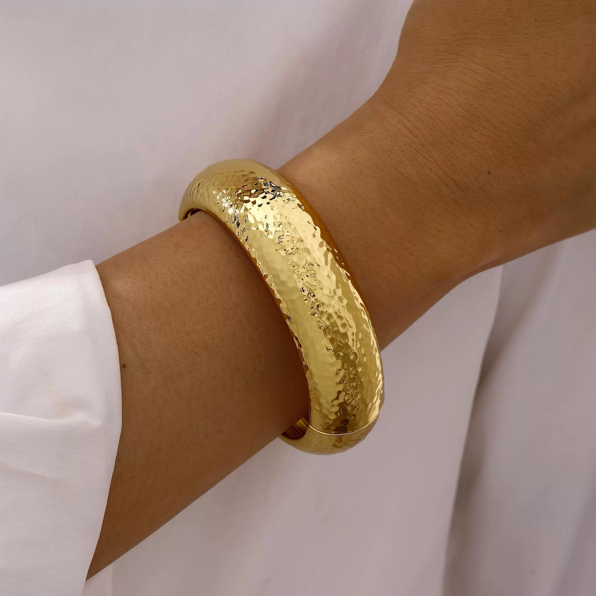 欧美跨境新款高级感锤纹手镯夸张宽面手饰环形电镀几何男女款手镯