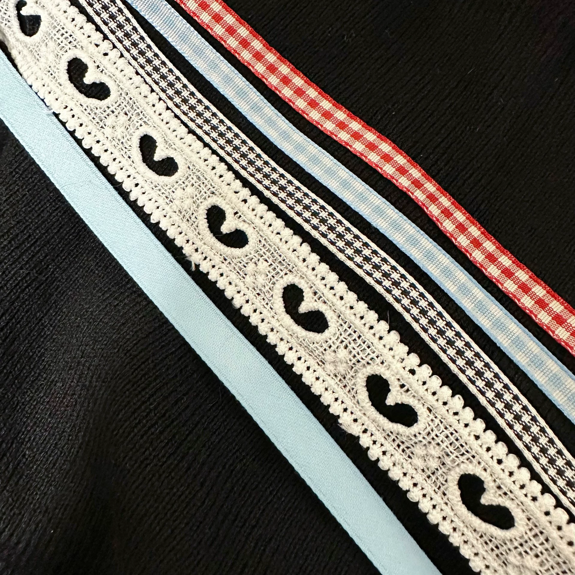 Универсальные комбинации пятицветной ленты и атласной ленты по 1m штук.