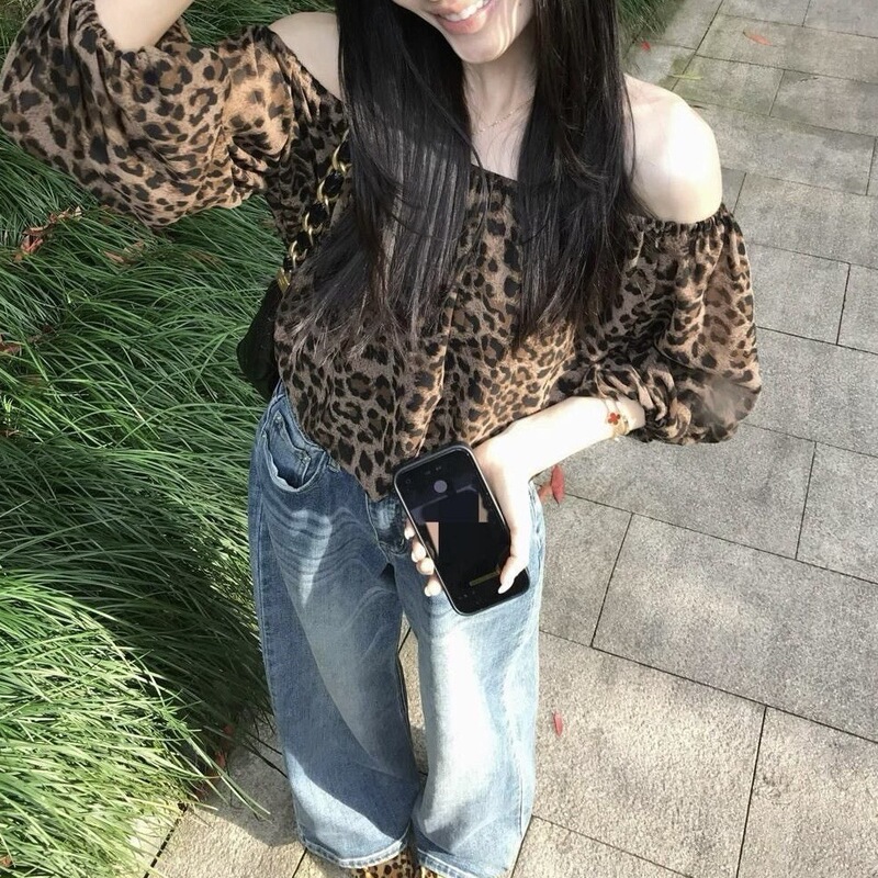French Retro Leopard Print One-Shoulder Shirt for Women, Summer Design, Niche Lantern Sleeve Short Style, Elegant Off-Shoulder Top