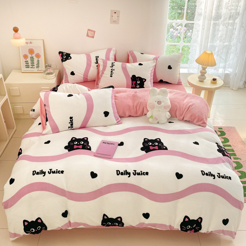 작은 접시 꽃 물결 모양의 새끼 고양이