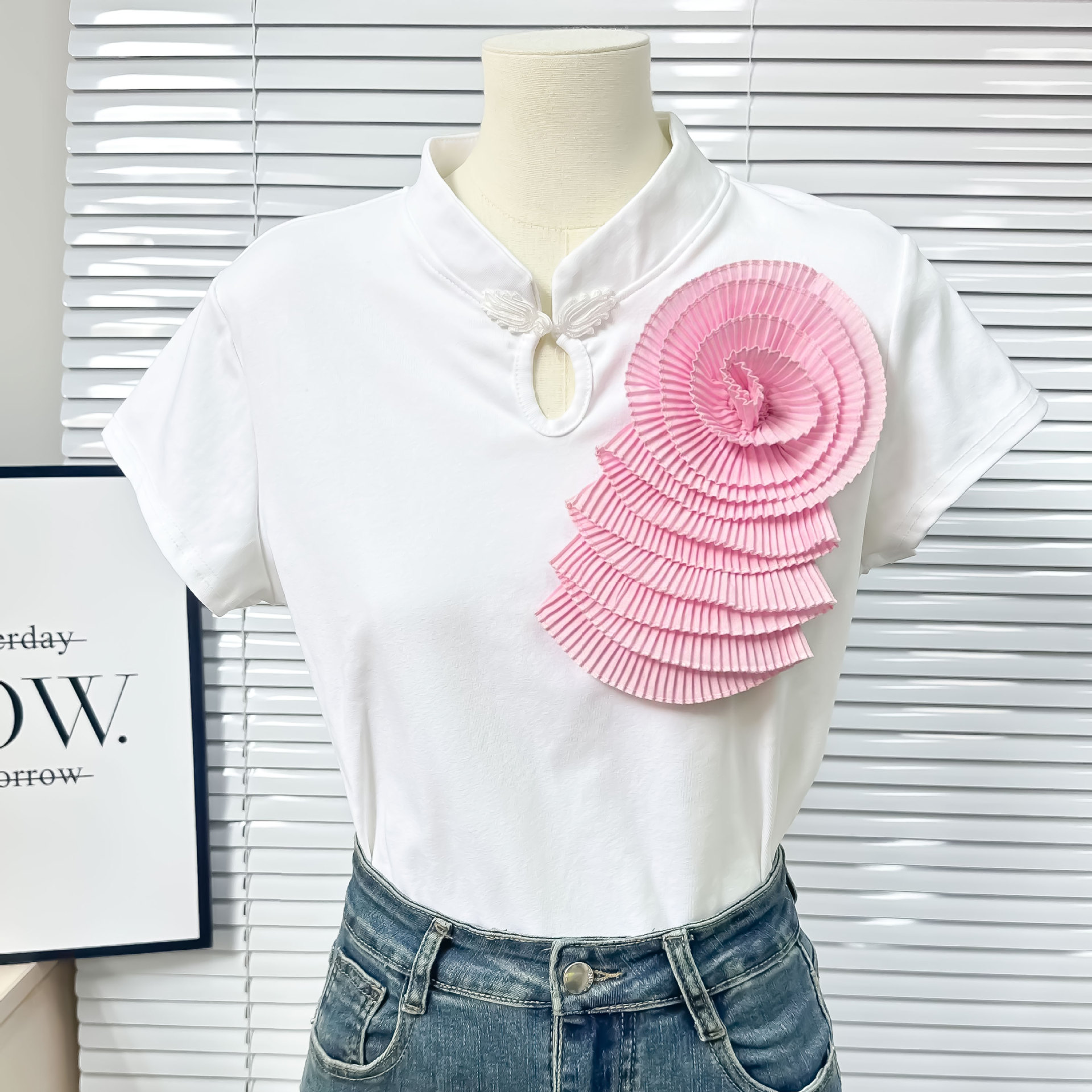 Nuevos productos Comercio exterior Europa y América Diseño de nicho de alta gama Sentido de pegatinas de tela de flores plegadas Proceso de pegatinas de tela de flores tridimensionales Accesorios de ropa de bricolaje de flores