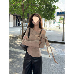 ハスの葉の縁のしわの長袖のニットの女性の早秋の新型のギャルの設計の不規則な修身は腰を絞めて肩の上着を現します。
