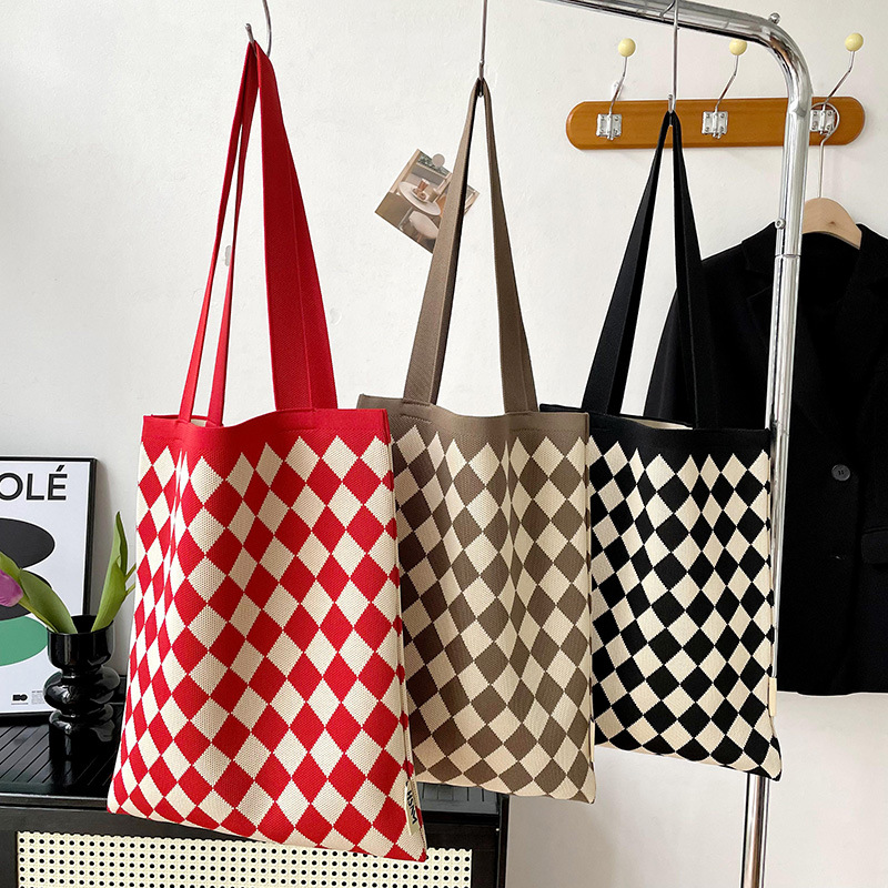 Small design knitted universal one-shoulder bag with diamond pattern