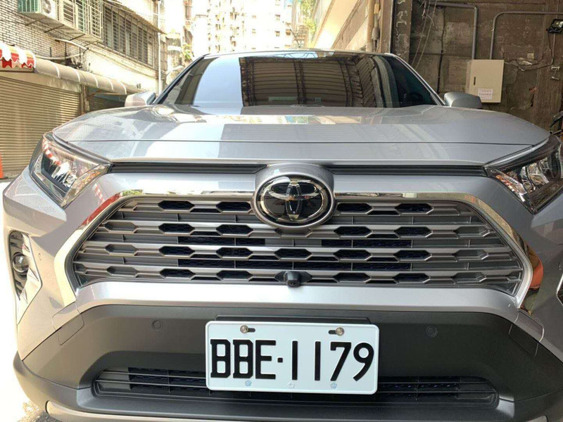 豊田栄は20種類のRAV4を入れて専用のドアの縁のカバーを改造した後、ドアパネルの車体のテールゲートを飾った|undefined
