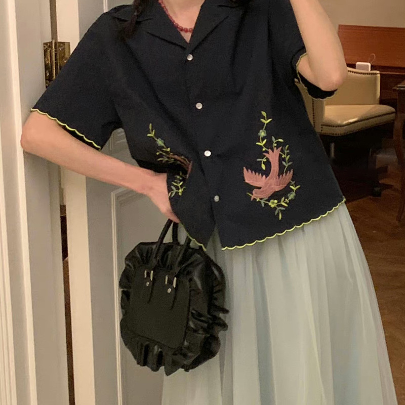 La celebrità di Internet Mona ha la stessa borsa a tracolla piccola e quadrata plissettata in pizzo scuro, nuova tendenza_voghion.com