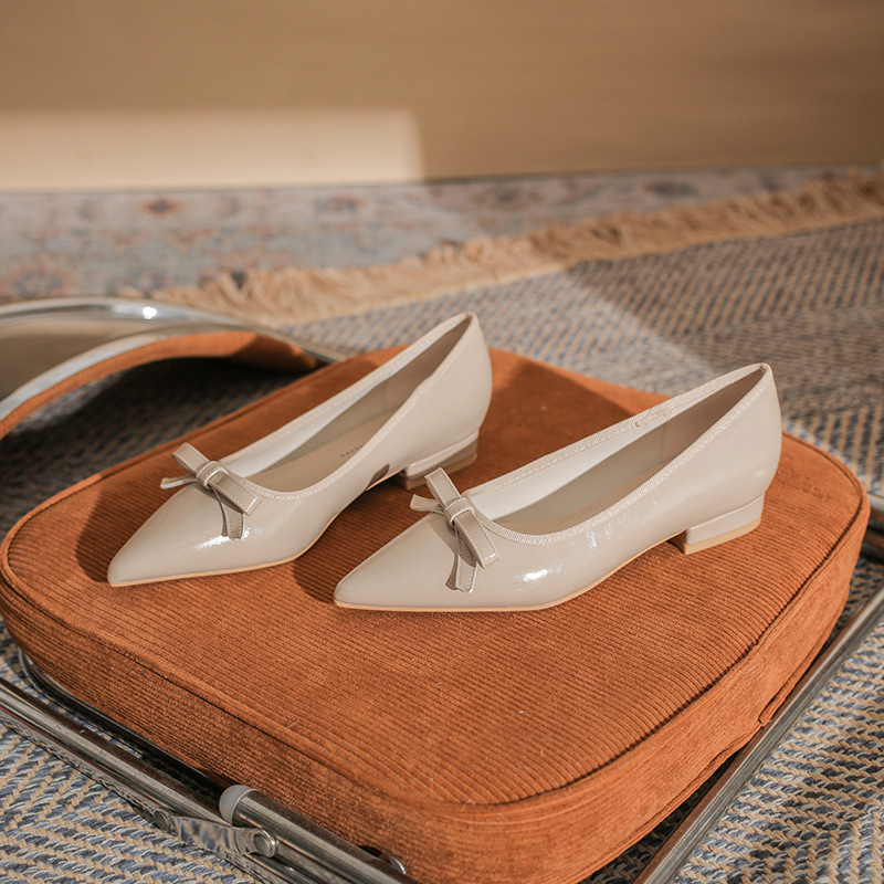 Qianlihu 플랫 펌프스, 발이 피곤하지 않은 뾰족한 앞코, 편안하고 착용하기 쉬운 페이턴트 가죽 슈즈, 여성용 리본 전자상거래 드롭쉬핑 슈즈