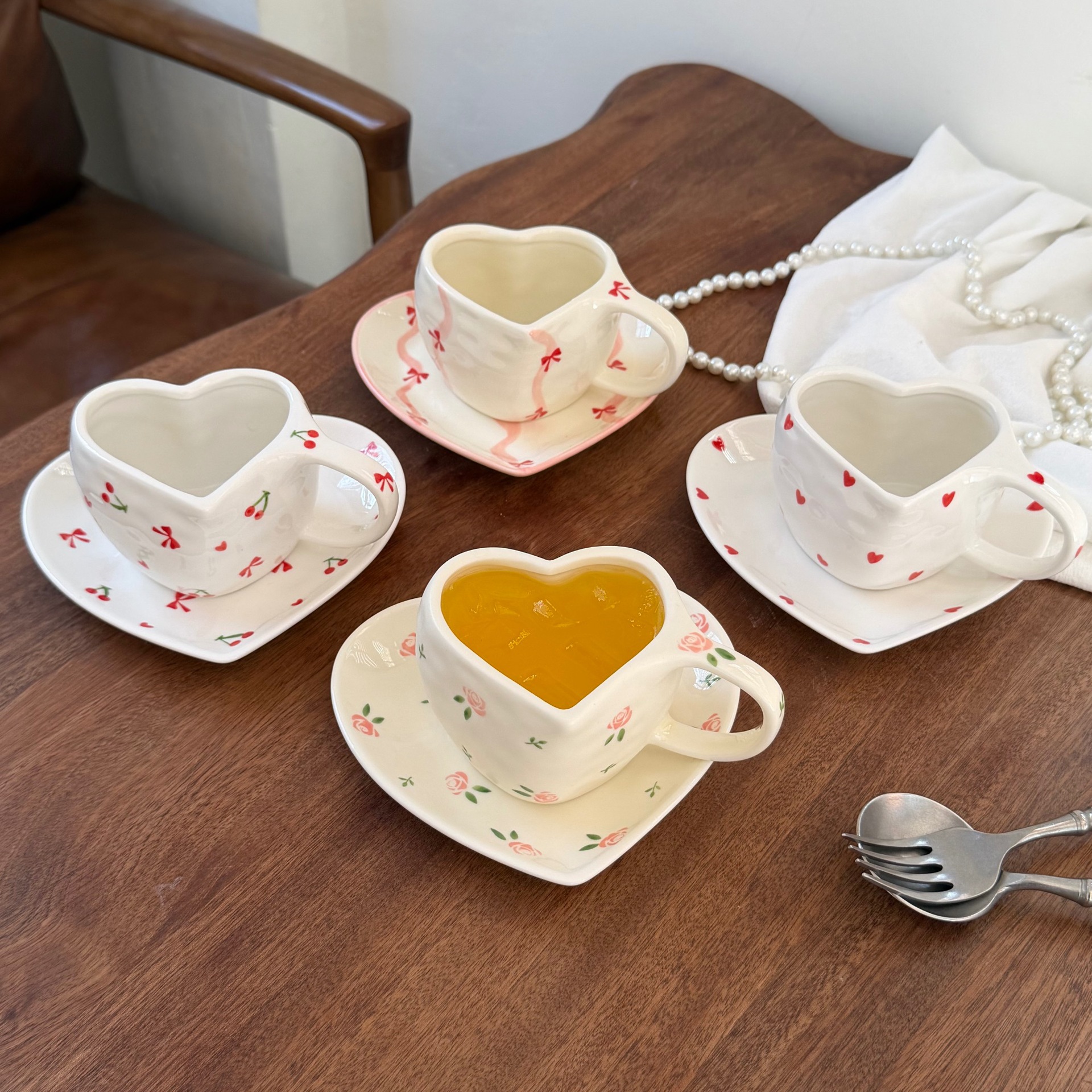 Estilo coreano inswind pintado a mano amor cerámica tazas y platos mano empujada irregular taza de café en forma de corazón plato de mesa de la tarde plato de taza